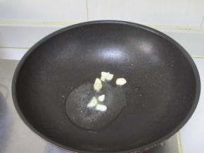 4 热锅倒油温油下入蒜瓣爆出香味