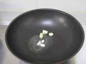 4 热锅倒油温油下入蒜瓣爆出香味