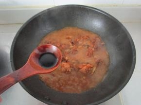 7 之后转大火开盖收汁，加入老抽上色