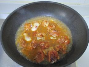 6 加入热水，盖上大火烧开后转小火烧至鸡肉熟透约半小时