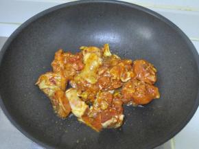 5 把鸡肉加入翻炒至变色