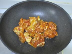 5 把鸡肉加入翻炒至变色