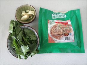 2 备好香菜，蒜瓣和cook100鸡公煲调料