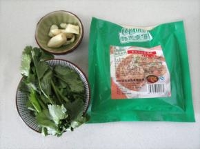 2 备好香菜，蒜瓣和cook100鸡公煲调料