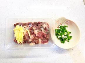 鸡杂洗净切花，加入适量的盐、胡椒粉、玉米淀粉拌匀腌制半小时，姜切丝，葱切成葱花备用。