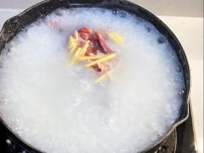 粥煮开后加入鸡杂