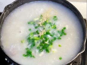 最后撒入葱花，加适量的盐和胡椒粉拌匀