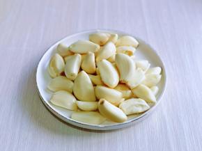 大蒜去皮，洗干净，再用厨房用纸擦干。