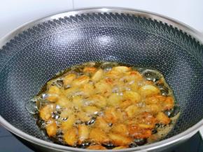 中小火炸至金黄捞出。