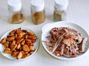 金蒜子趁热撒1g盐，拌均匀，准备工作完成。