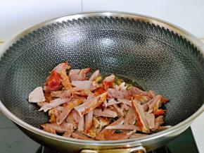 加入羊肉丝煸炒。