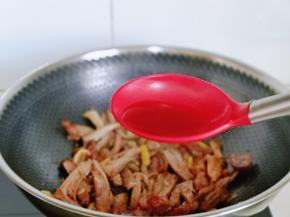 加入料酒，可以适当多一点，去腥。