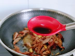 再加入生抽翻炒。