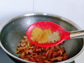 加入胡椒粉，五香粉，孜然粉，翻炒均匀。