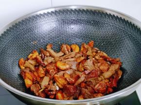 加入金蒜子，快速翻炒1分钟，关火出锅。