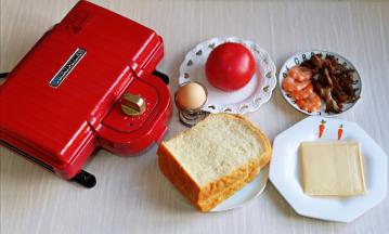 准备食材，食材的量没有全部出境哈，番茄洗干净切薄片。