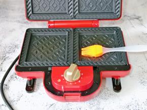 机器链接电源预热，再将烤盘上刷少许橄榄油。