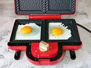 再磕入两枚蛋，一个烤盘一个哈。