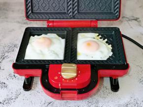 盖上盖子2-3分钟，打开就熟啦！特别方便，盛出备用。