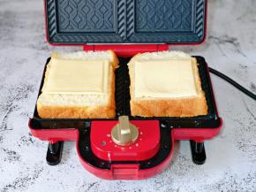 首先摆放上一片吐司，再放上奶酪片，挤入沙拉酱。