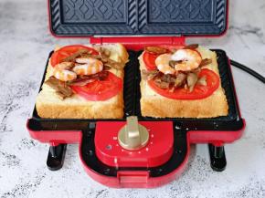 再摆放上切好的番茄片，熟虾仁，羊肉丝，其实馅料完全可以根据个人口味任意搭配。