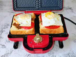 再把煎好的荷包蛋摆放在上面。