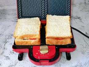 最后叠加上一片吐司，用手掌轻轻按压一下。