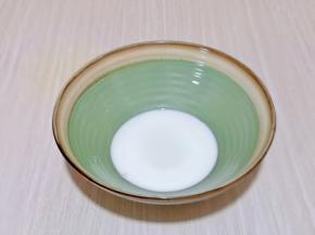 首先将牛奶倒入大口器具中，加入细砂糖，用手动打蛋器打至均匀。(最好使用糖粉，如果实在没有，一定要用细砂糖）