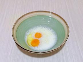 再加入全蛋，盐，手动打蛋器抽打至完全融合。