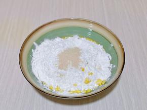 再加入低筋面粉，最后加入酵母粉，用硅胶铲搅拌均匀，至无干粉。