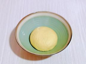 再揉成面团，放有盖子的器具中密封好，放入冰箱冷藏发酵10小时以上。(我冷藏了一夜)