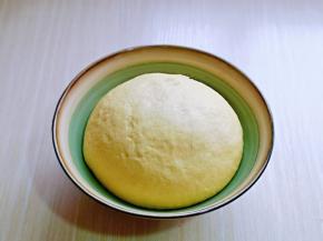 发酵好的面团是原来的两倍大，如果经过一夜没有发酵好，那么可以取出放室温回温再发酵一会儿。