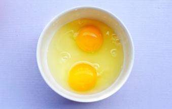 鸡蛋磕入碗中。