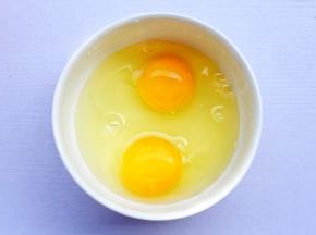 鸡蛋磕入碗中。