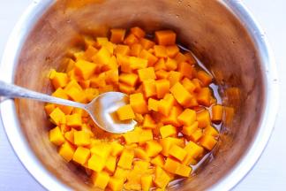 趁热用勺子压成泥。