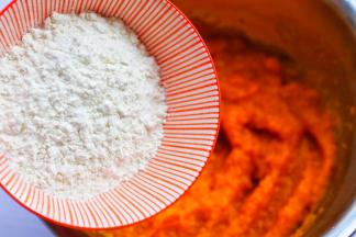 分多次加入面粉。