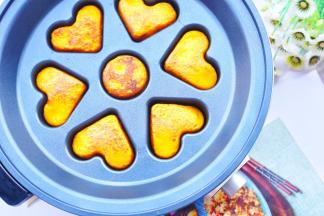 放入多功能锅模具盘中，煎至一面定型再翻面，至两面金黄即可。