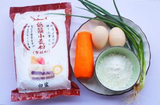 准备好所有食材。葱切葱花。