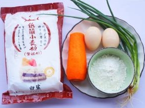 准备好所有食材。葱切葱花。