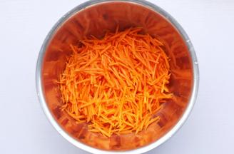 胡萝卜切丝放入大盆中。