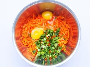 加入鸡蛋。