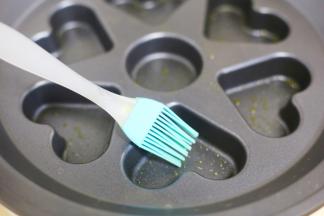 多功能锅开小火刷一层油。