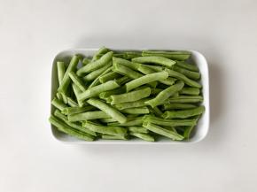 将四季豆洗净后择去两端的筋，然后掰成5-6厘米的段