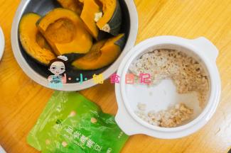 燕麦粥100g，南瓜蒸熟备用，鹰嘴豆我买的原味的即食鹰嘴豆比较方便