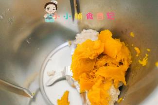 料理机内燕麦粥+去皮的南瓜