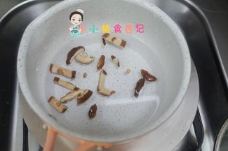 锅里加水加入香菇煮出香味