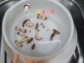 锅里加水加入香菇煮出香味