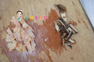鸡肉切小块，香菇泡发切丝备用