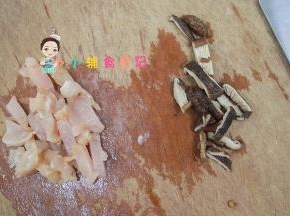 鸡肉切小块，香菇泡发切丝备用