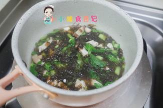 最后放入植物油、虾皮粉调味就可以啦